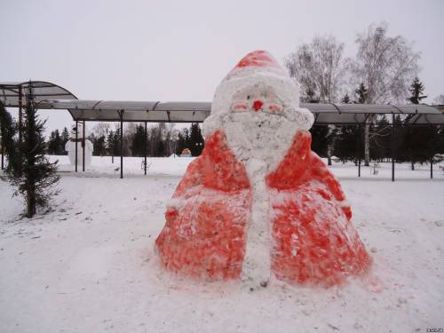Снежный дед мороз у новогодней елки