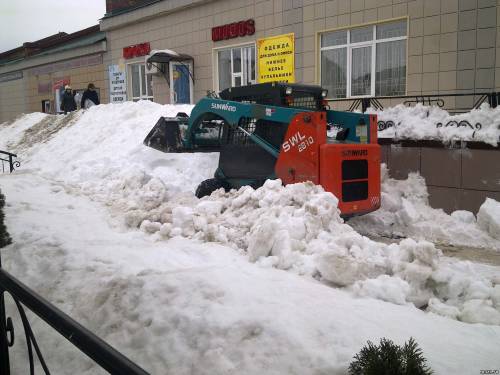 Снегоуборочная машина убирает снег 12 марта 2014