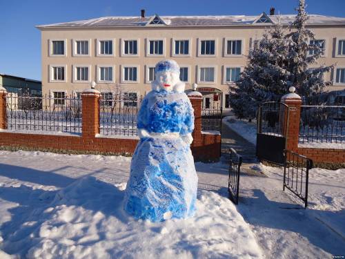 Снегурочка у здания Полиции