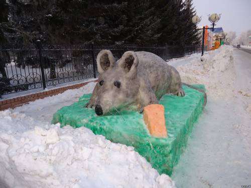 Снежная мышь с кусочком сыра