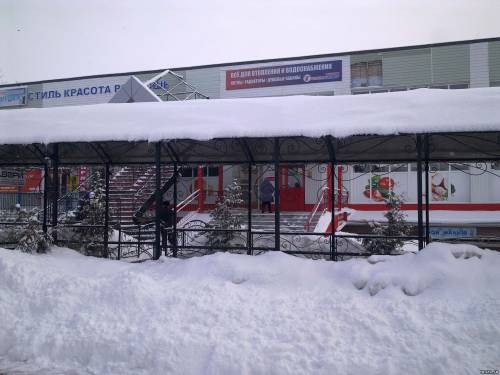 Сугробы еще не убрали